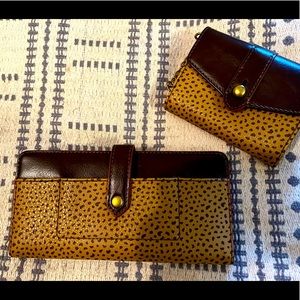 Slim Fossil wallet with golden button clasp, comes with additional wristlet